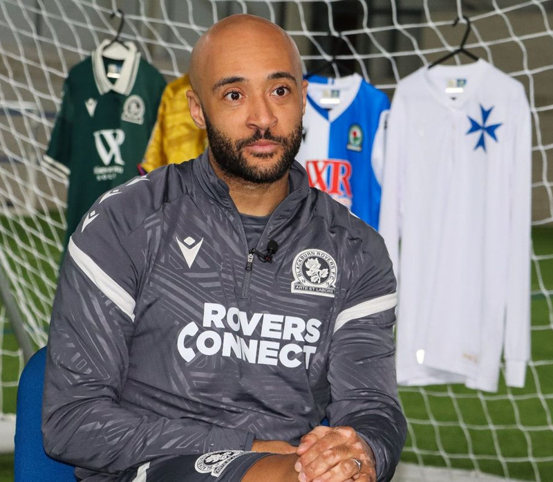 Redmond hefur spilað með Birmingham, Norwich, Southampton, Besiktas, Burnley, Sheffield Wednesday og nú Blackburn.