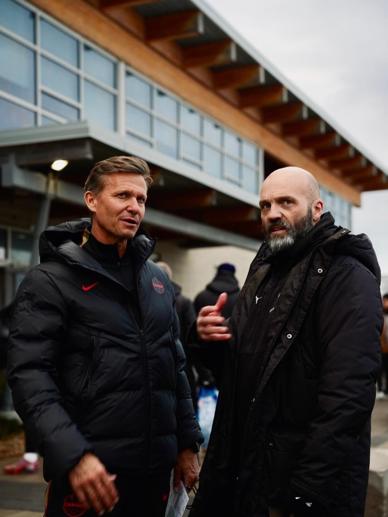 Jesse Marsch landsliðsþjálfari Kanada og Arnar Gunnlaugsson, þjálfari Íslands.