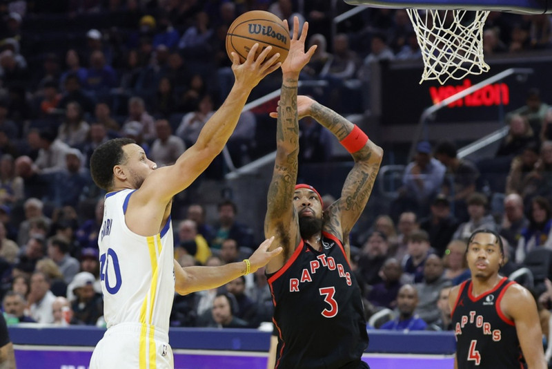Toronto Raptors hefur unnið tvo heimaleiki á meðan íslenska landsliðið hefur dvalið í borginni.