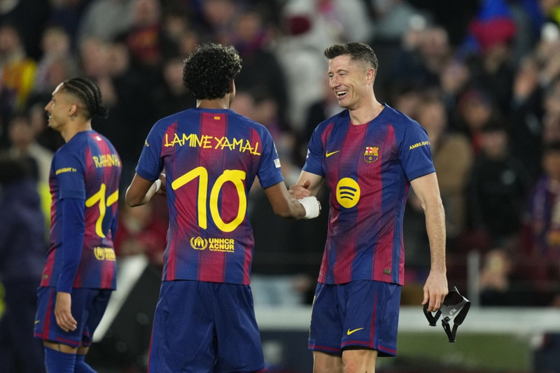 Robert Lewandowski skoraði með skalla