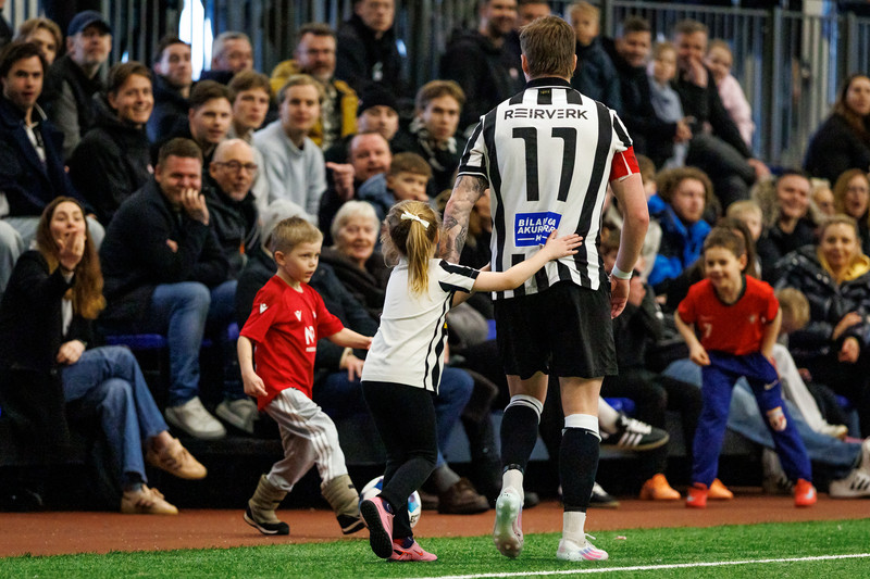 Myndir: Heilsaði upp á pabba sinn í miðjum leik