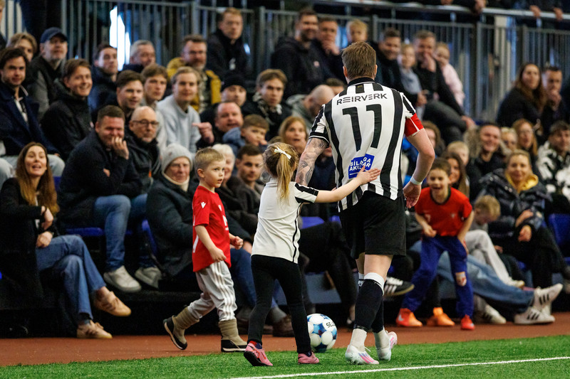 Myndir: Heilsaði upp á pabba sinn í miðjum leik