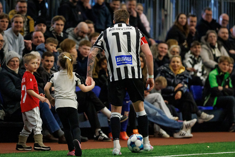 Myndir: Heilsaði upp á pabba sinn í miðjum leik