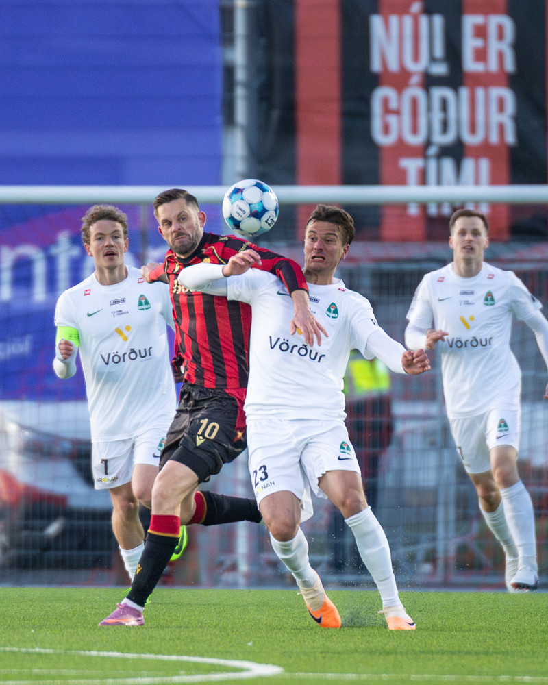 Gylfi í baráttunni í opnunarleiknum.