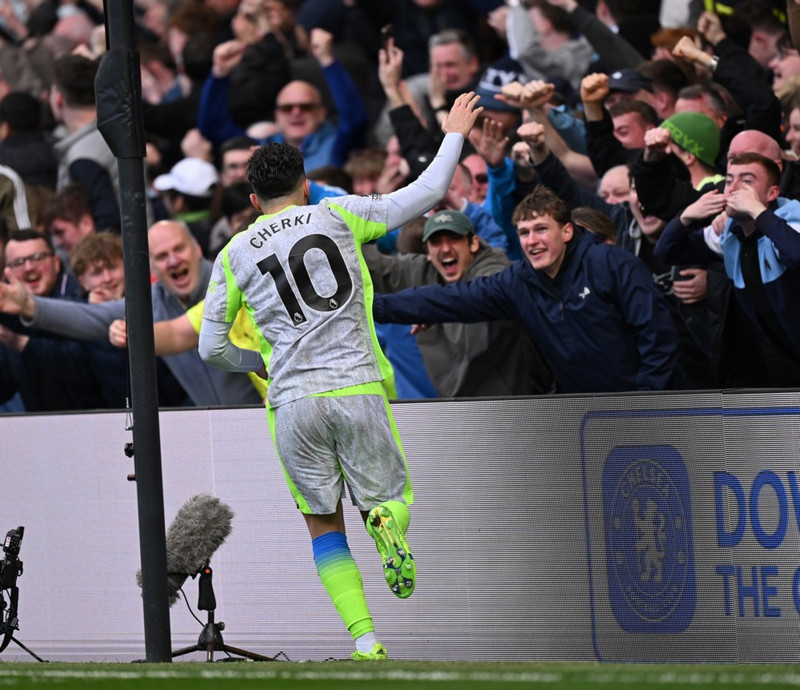 Rayan Cherki fagnar með stuðningsmönnum Man City.