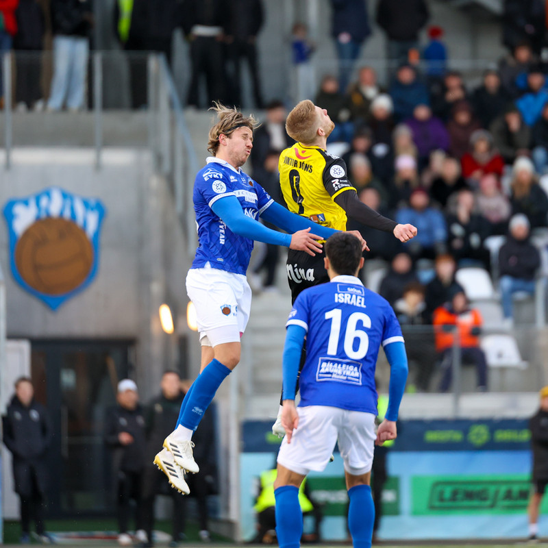 Sigurjón í baráttunni við Viktor Jónsson framherja ÍA