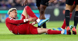 Ekitike fór sárþjáður af velli - Gæti verið lengi...