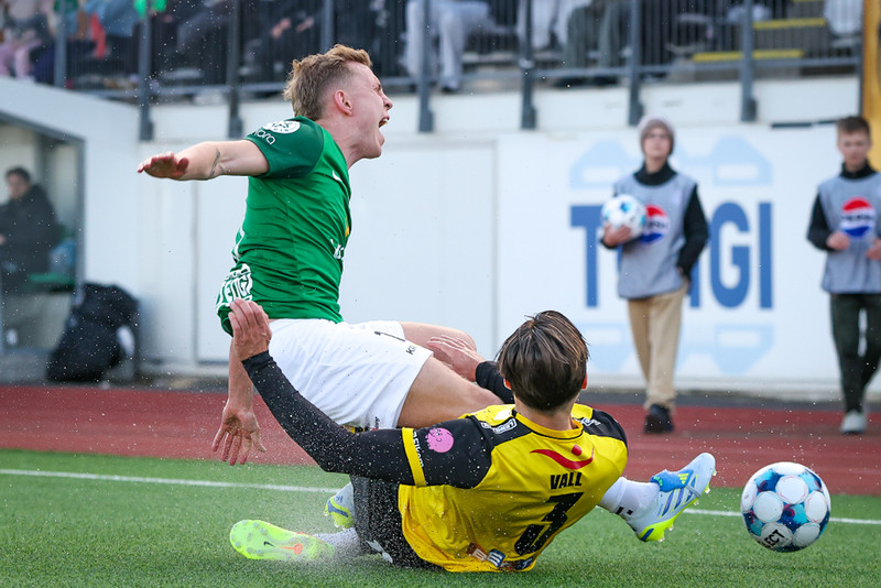 Johannes Vall fer hressilega í Valgeir.