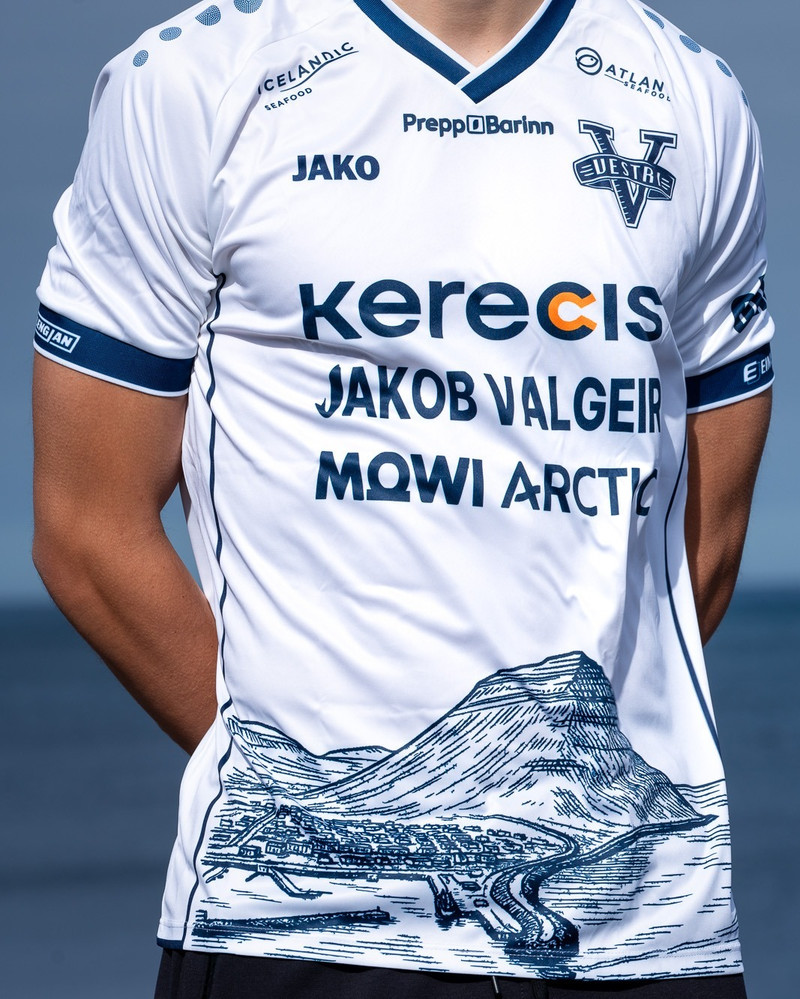 Vestri kynnir geggjaðan búning