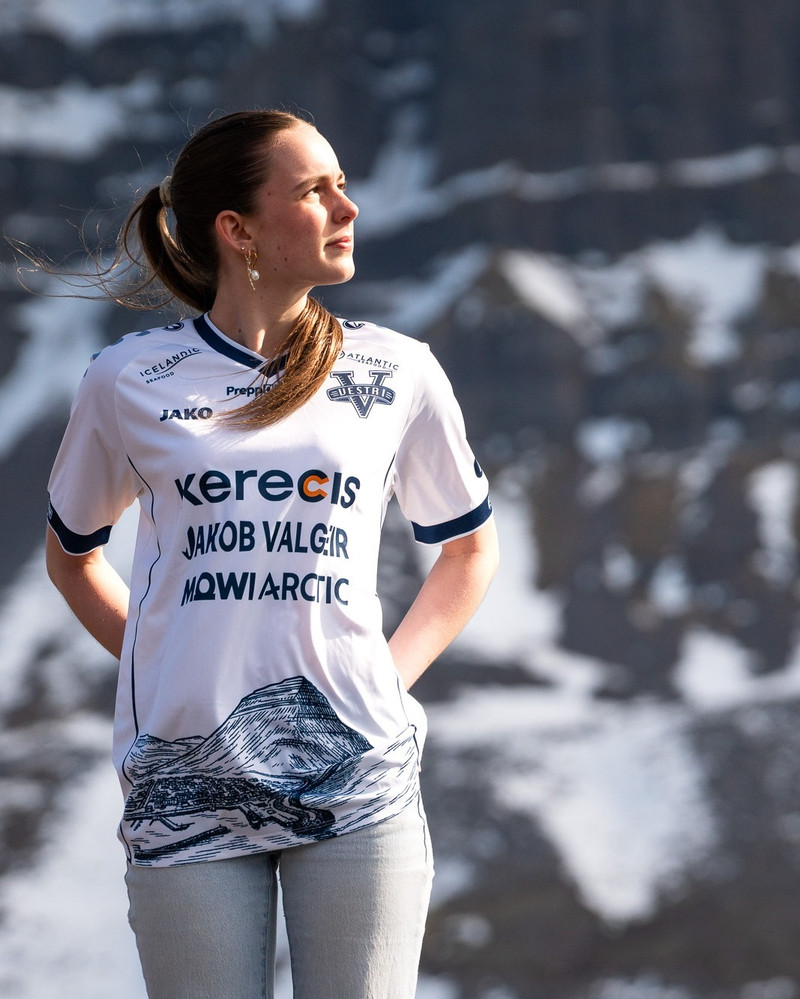 Vestri kynnir geggjaðan búning