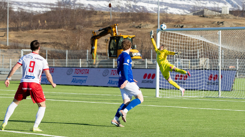 Smellhitti boltann þegar hann skoraði fyrsta markið fyrir Þór.