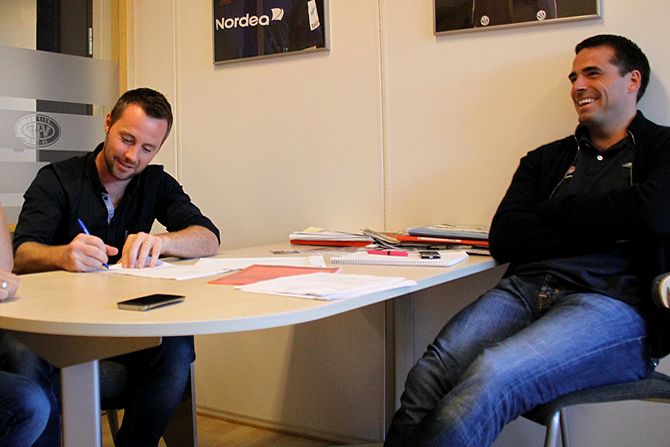 Veigar Páll skrifar undir samninginn.