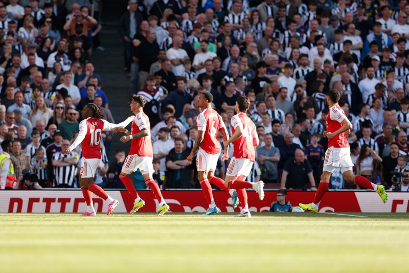 England í dag - Arsenal getur náð sex stiga forystu á City