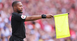 Fyrsti svarti dómarinn til að starfa á úrslitaleik...