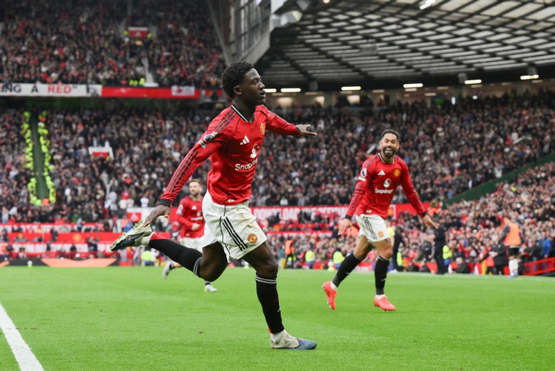 <b>Miðjumaður: Kobbie Mainoo (Manchester United)</B> - Algjörlega magnaður í leiknum gegn Liverpool og skoraði sigurmarkið.