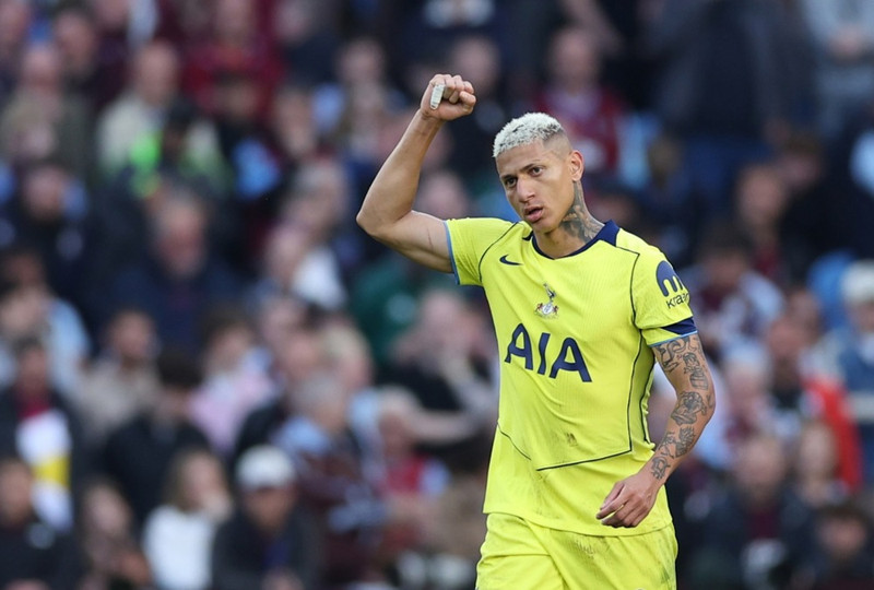 England: Tottenham komst upp úr fallsæti