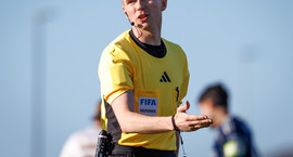 Helgi Mikael dómari varð fyrir tæklingu og þurfti...