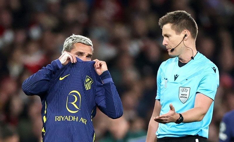 Griezmann og Sibert dómari.