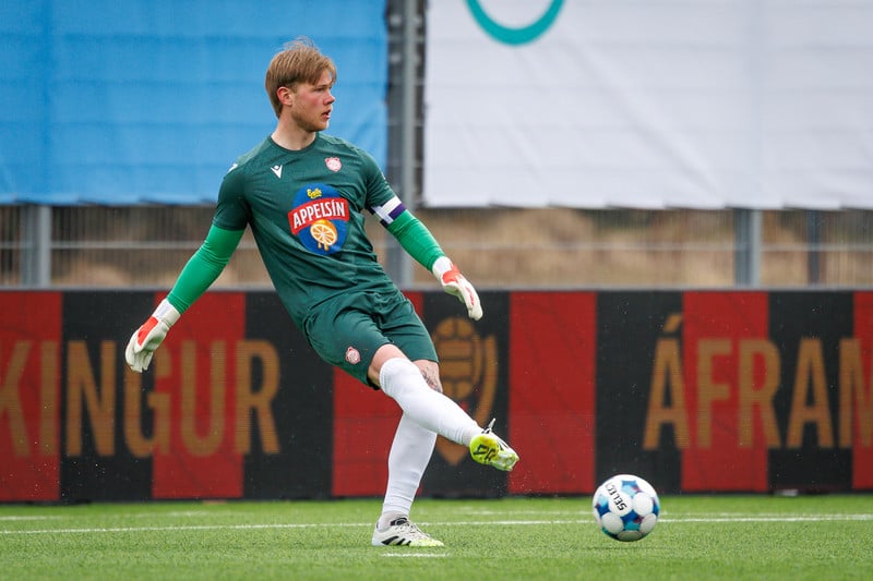 Aron Birkir Stefánsson markvörður og fyrirliði Þórs skoraði magnað mark í dag.
