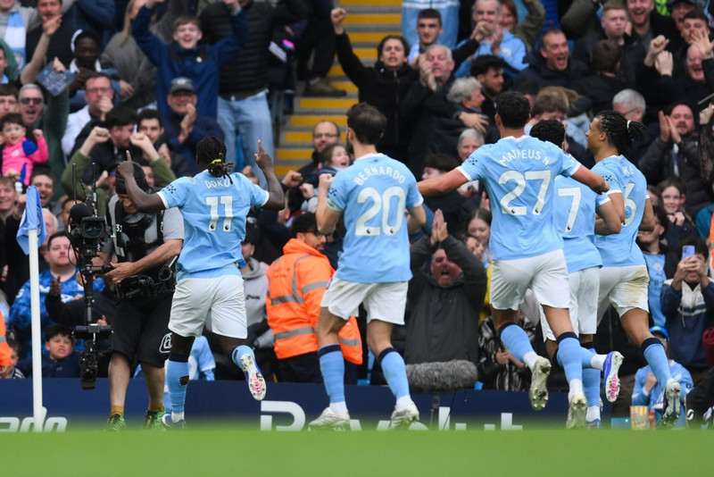 England: Man City saxaði á forskot Arsenal - Doku sjóðandi heitur
