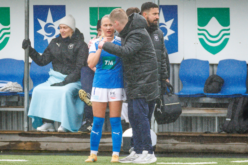 Fanney Lísa og Óskar Smári að fara yfir stöðuna.