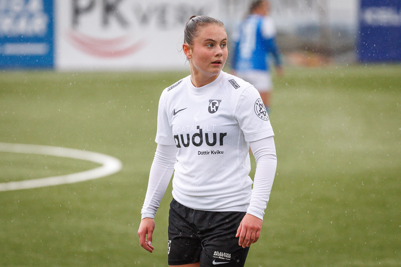 Hrönn Haraldsdóttir kom inn af varamannabekknum og skoraði tvö mörk þegar FH vann ótrúlegan 7-3 sigur á Stjörnunni.