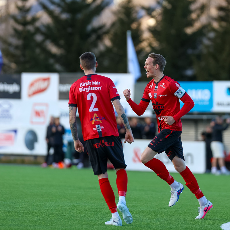 Aron Elí fagnar marki með Aftureldingu í sumar.