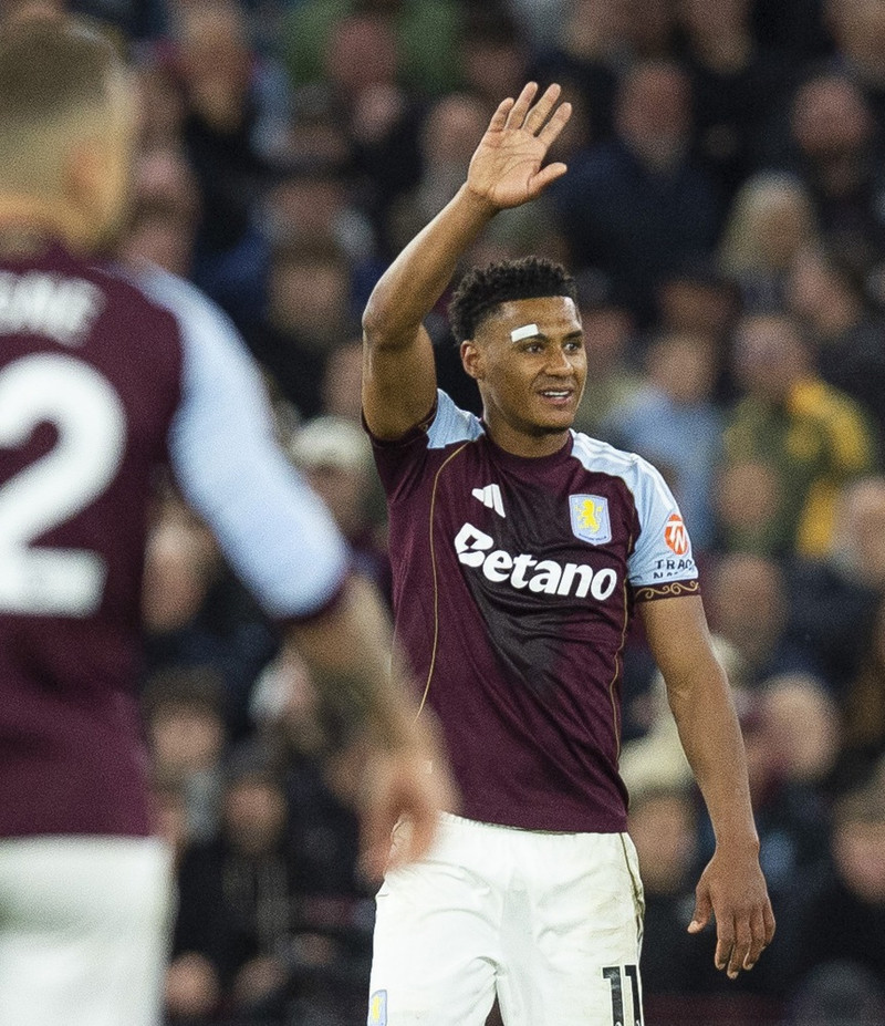 England: Aston Villa skoraði fjögur gegn Liverpool