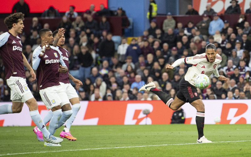 England: Aston Villa skoraði fjögur gegn Liverpool