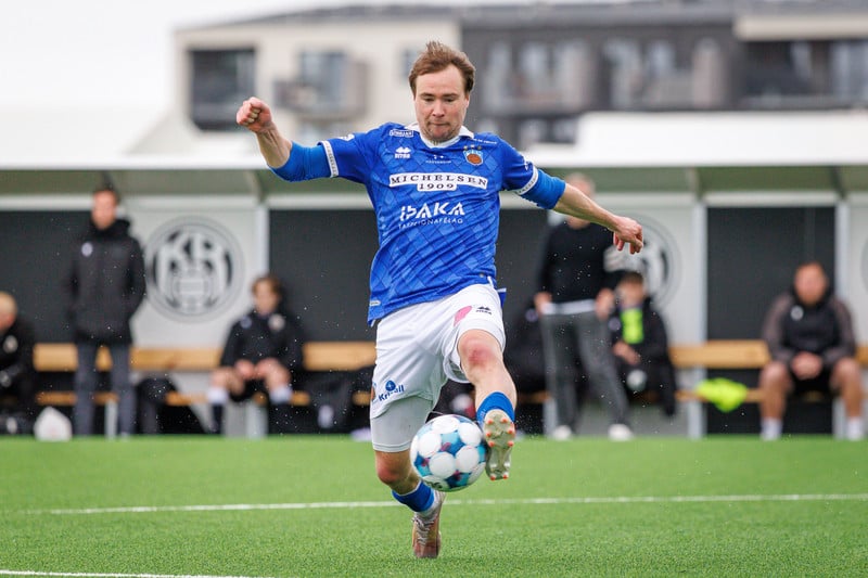 Simon Tibbling byrjar á bekknum.