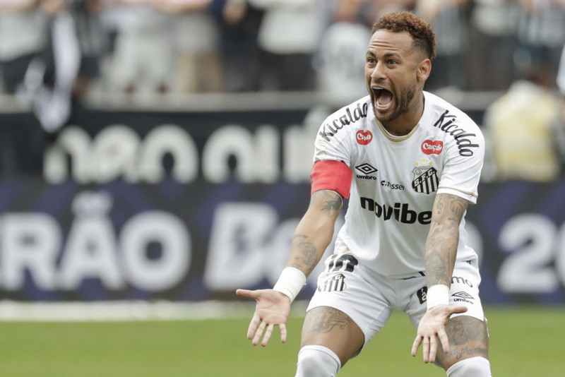 Neymar reiður eftir að dómarinn gerði mistök og lét taka hann af velli
