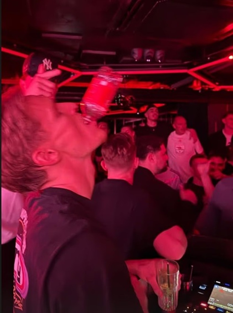 Martin Ödegaard bregður á leik í einkasamkvæmi þar sem leikmenn Arsenal fögnuðu.