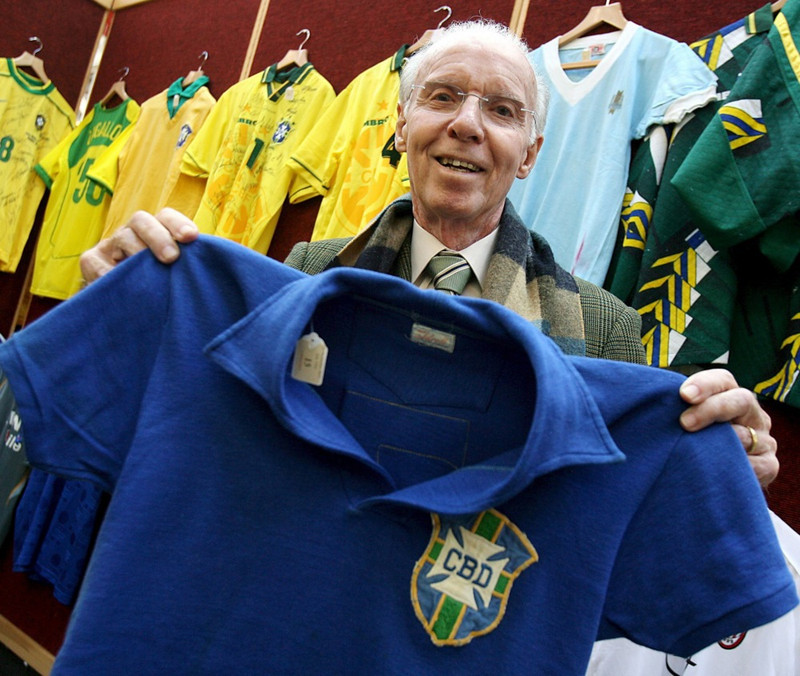 Mario Zagallo heitinn með treyjuna sem hann klæddist í úrslitaleiknum. Zagallo lést 2024.