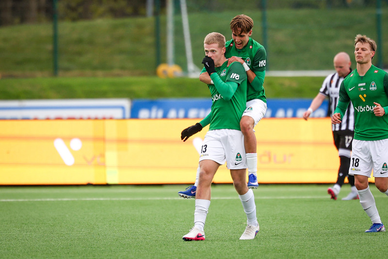 Anton fær innilegt faðmlag frá Ágústi Orra eftir mark sitt.