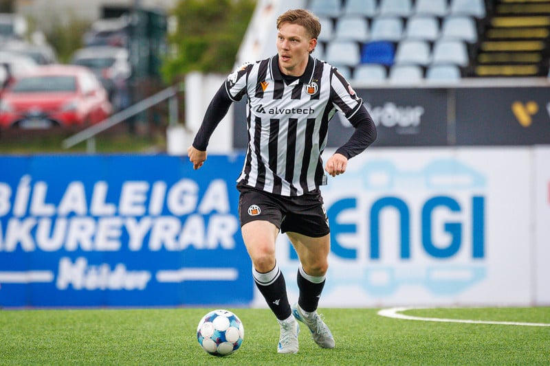 Eiður Gauti tekur sér sæti á bekknum.
