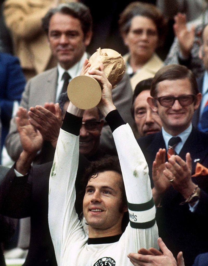 Franz Beckenbauer með bikarinn.
