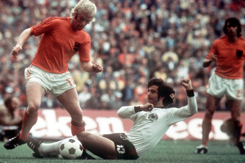 Gerd Müller í tæklingu gegn Wim Rijsbergen.