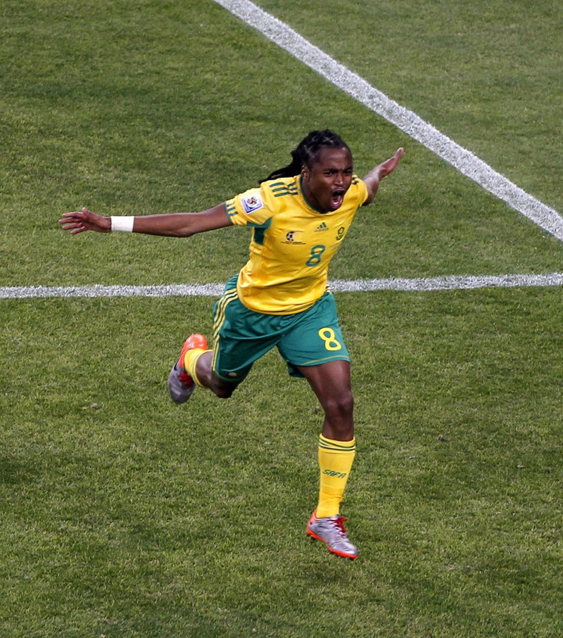 Siphiwe Tshabalala fagnar því að hafa skorað fyrsta markið á HM 2010.