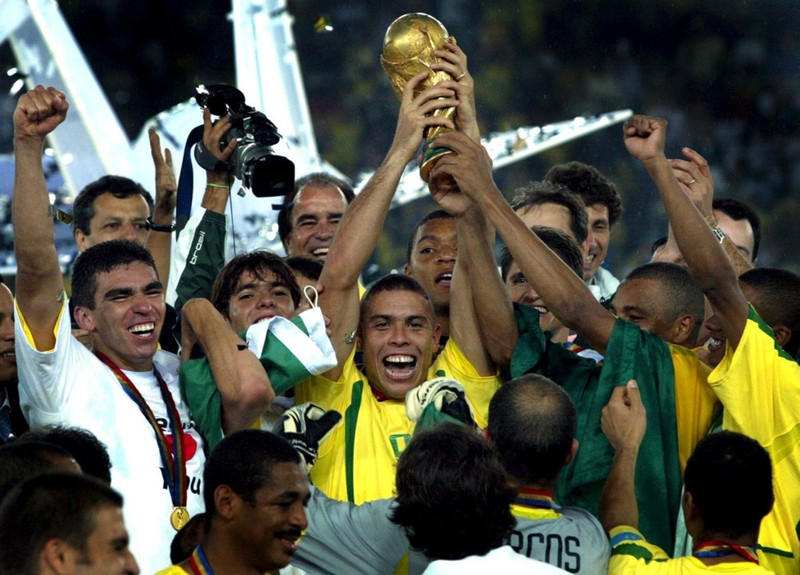 Ronaldo með heimsmeistarabikarinn.