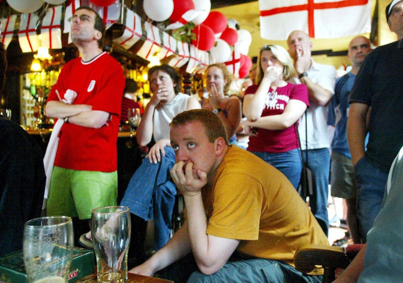 Stuðningsmenn Englands samankomnir á bar.