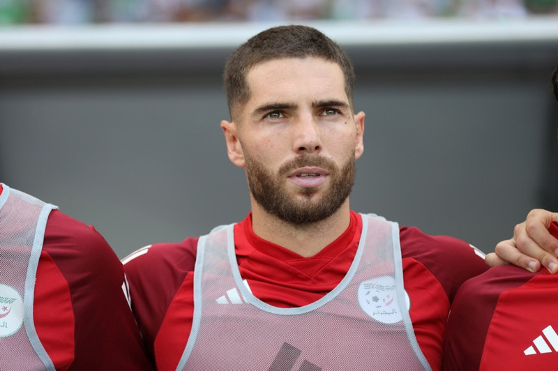 Luca Zidane, sonur Zinedine Zidane, er í baráttu um að verja mark Alsír.