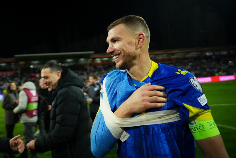 Edin Dzeko er í byrjunarliðinu hjá Bosníu