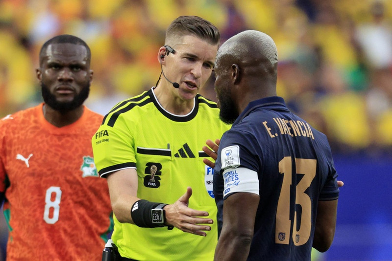 Michael Oliver átti að dæma leikinn í nótt