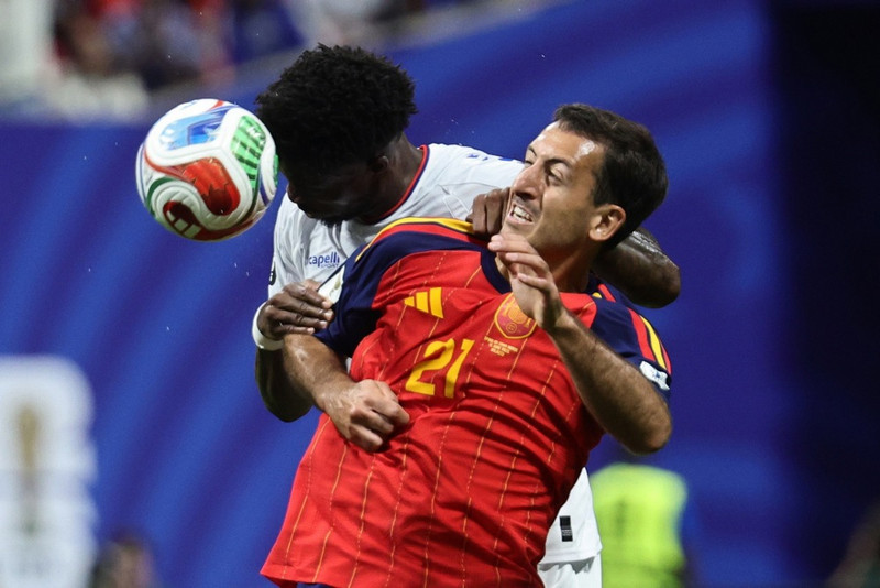 Mikel Oyarzabal í baráttunni í leiknum