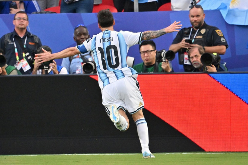 Messi skoraði þrennu í opnunarleik Argentínumanna