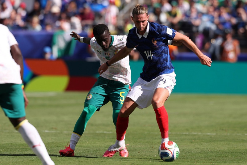 Adrien Rabiot með boltann á Met Life-leikvanginum