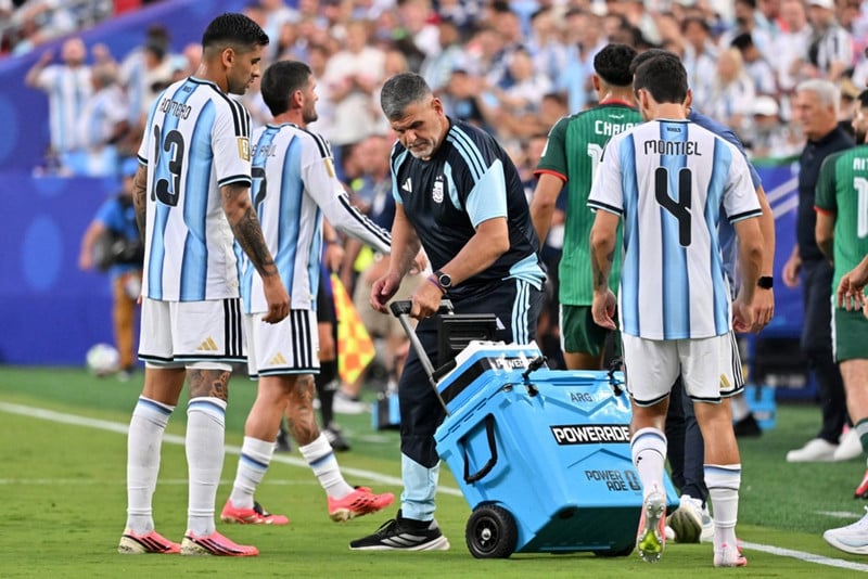Argentínumenn skella sér í vatnspásu.