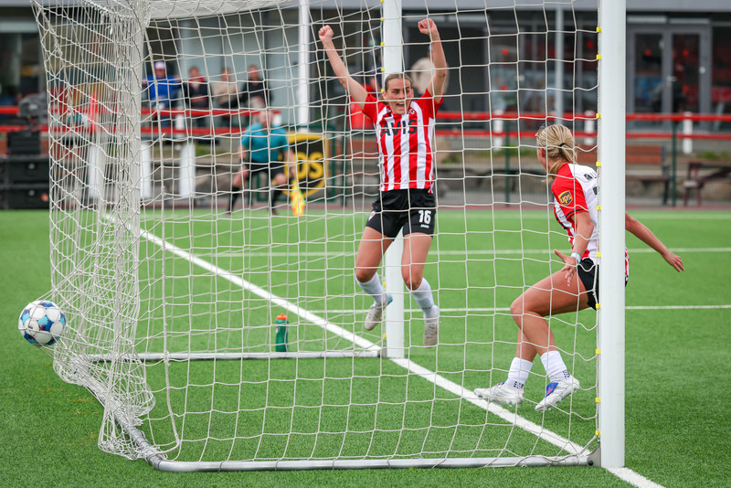 María kom Þrótturum áfram