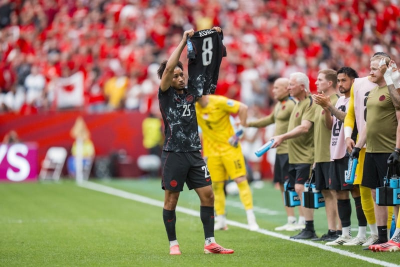 Nathan-Dylan Saliba tileinkaði mark sitt Ismael Kone sem fótbrotnaði illa fyrr í leiknum.