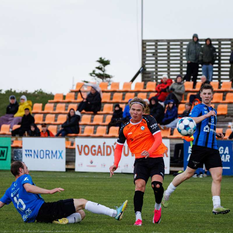 Myndaveisla: Kári á toppnum eftir leik í Vogum